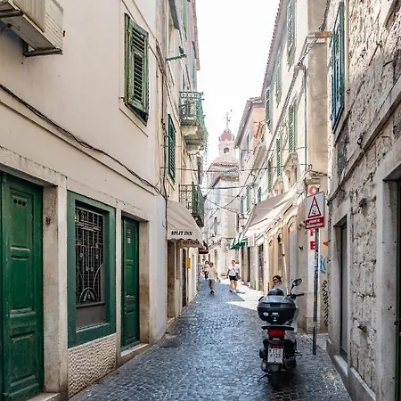 Vitelli And * Split